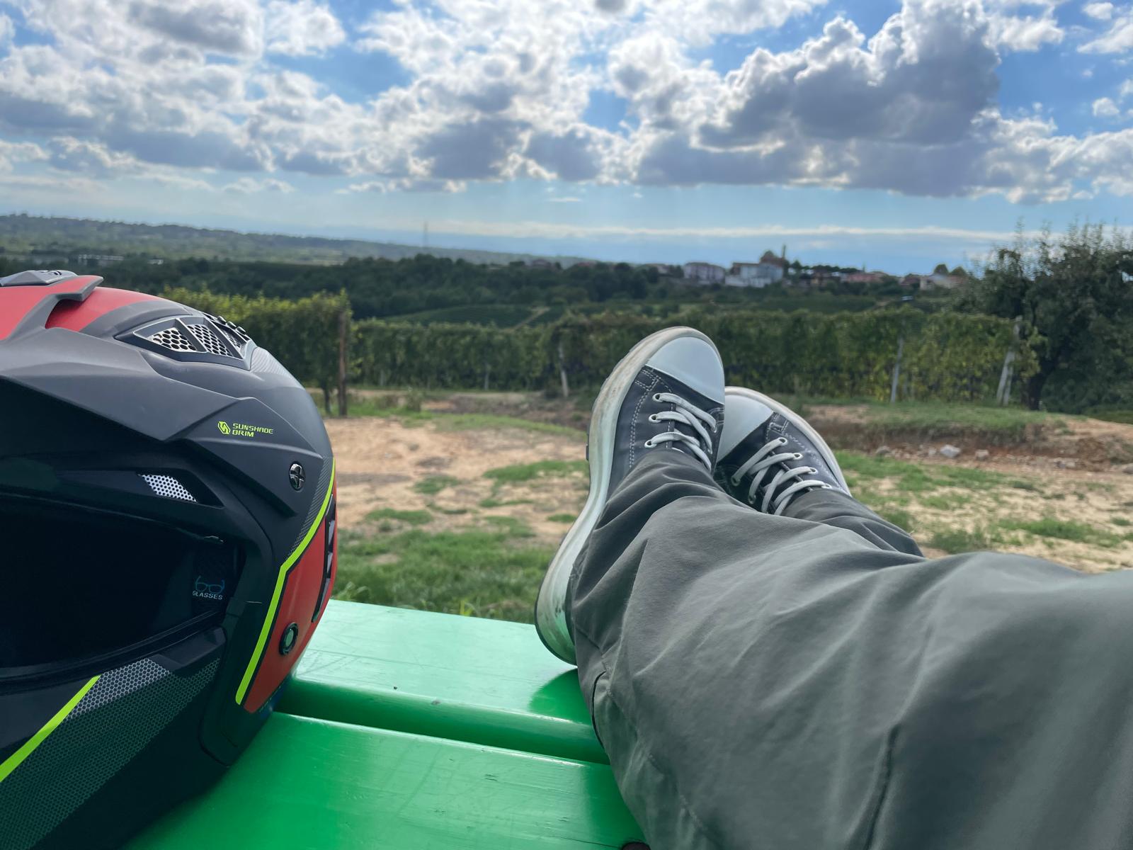 Casco e piedi con vista sul Roero